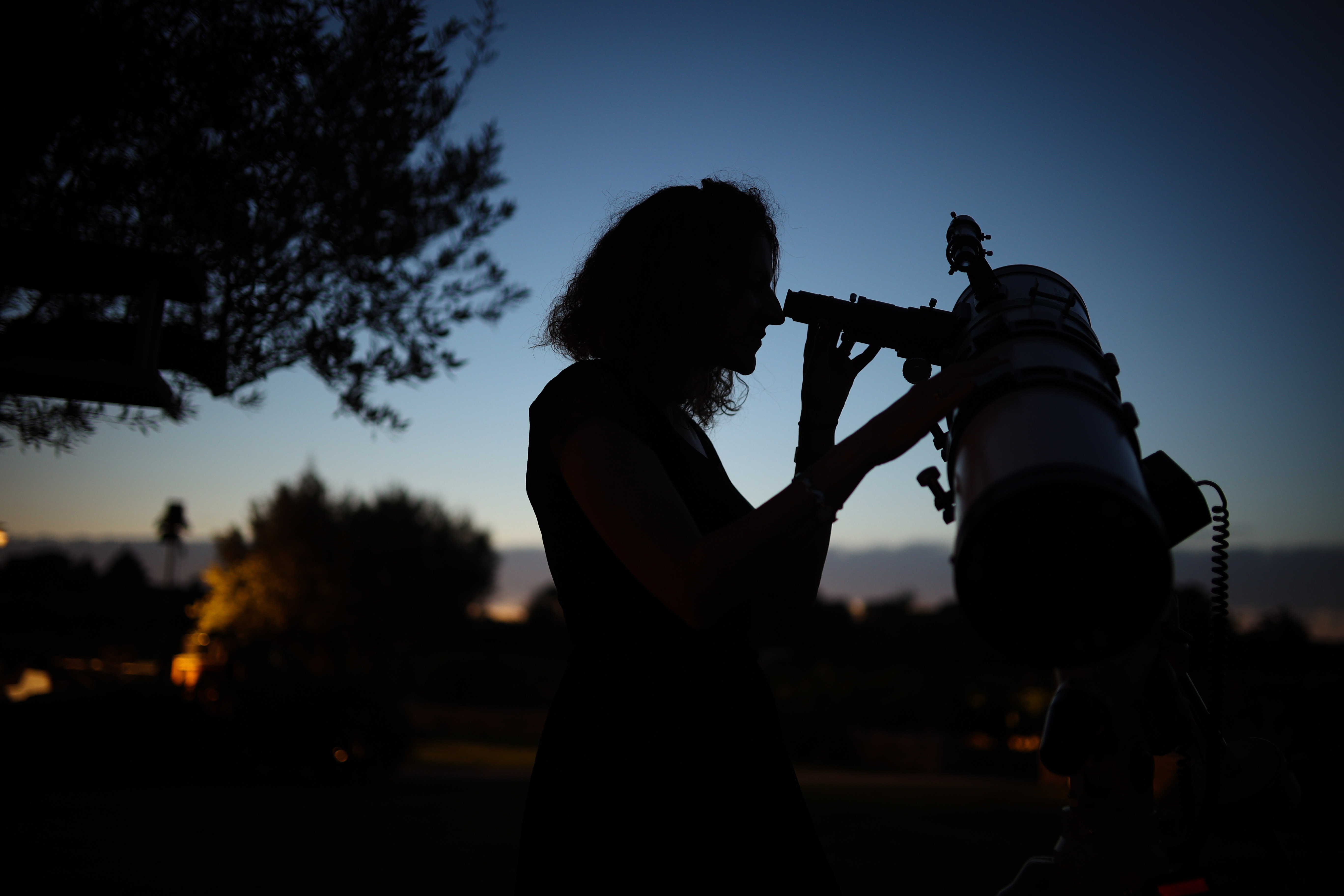 Image de una mujer observando las estrellas