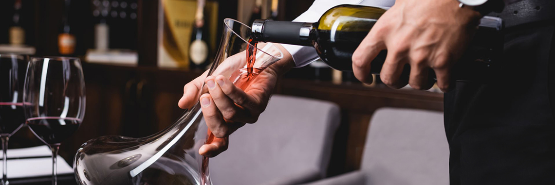 Accesorios imprescindibles para tu bodega: mejora la experiencia del vino